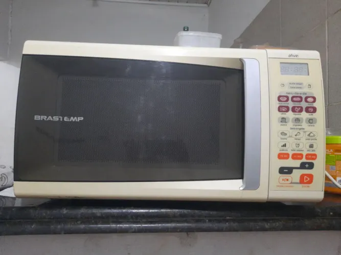 vende-se micro-ondas em bom estado pouco tempo de uso