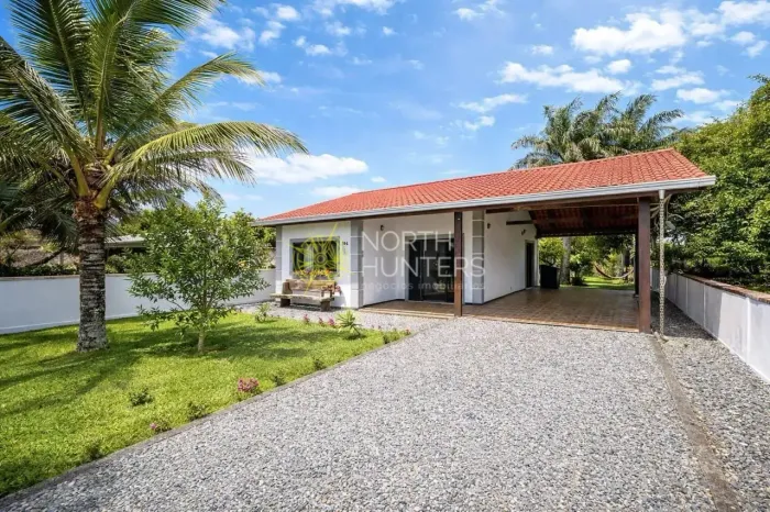 Casa à venda com fundos para o rio Pereque em Balneário Barra do Sul, SC