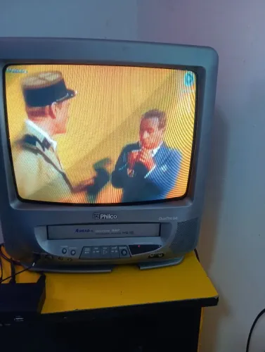 Tv 14 P com vídeo cassete integrado