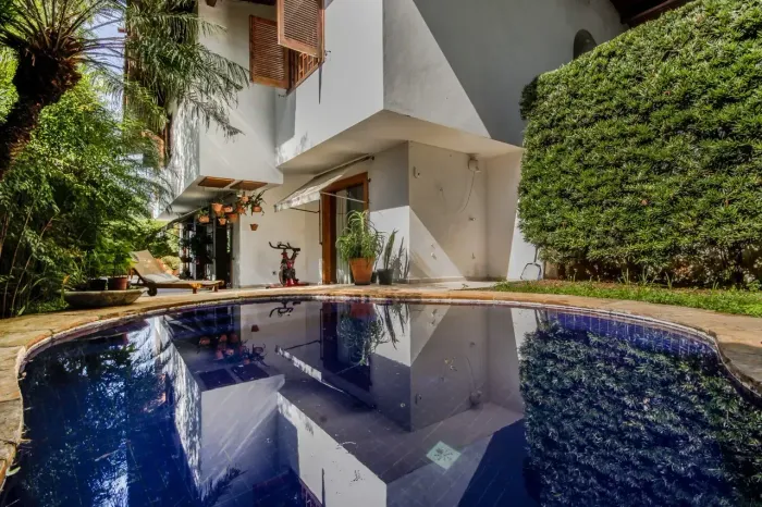 Casa com piscina no Morumbi! 4 dorms, 3 suites, 2 vagas e quintal com edícula