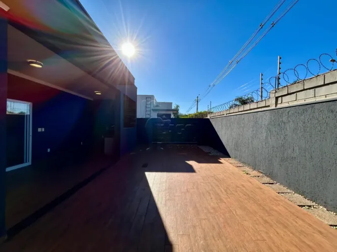 Casa em condomínio de 180m² com 03 quartos para locação e venda - Vila do Golf