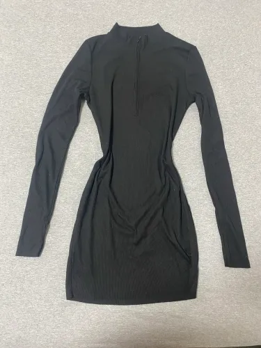Vestido Curto Tubinho Preto Com Decote Zíper