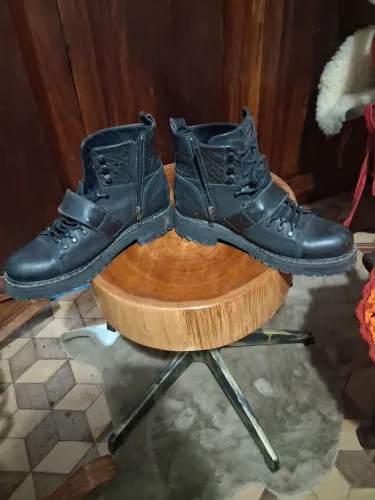 Bota de Couro preta marca jhon jhon? tam 41