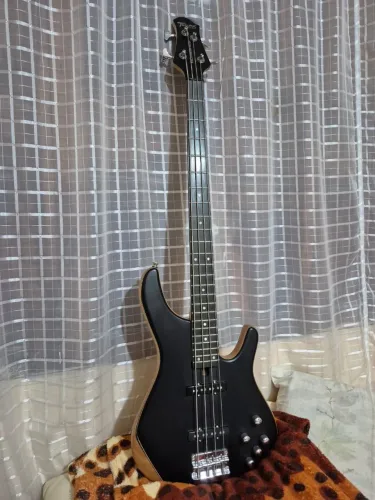 Vendo um baixo em ótimas condições por apenas 1500 reais