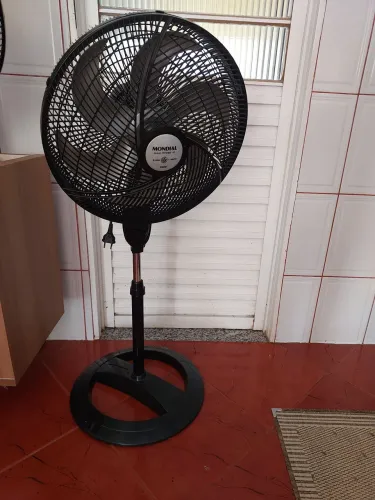 Ventilador de coluna Mondial Maxi Power 127 v 6 pás 140 W
