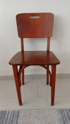 Antiga cadeira em madeira para escritório bar ou sala de espera em perfeito estado