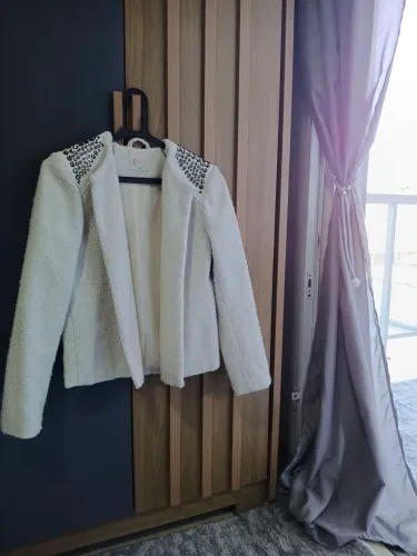 Casaco em lã, cor off-white, tamanho 42