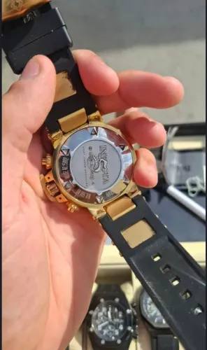 Relógio invicta dourado