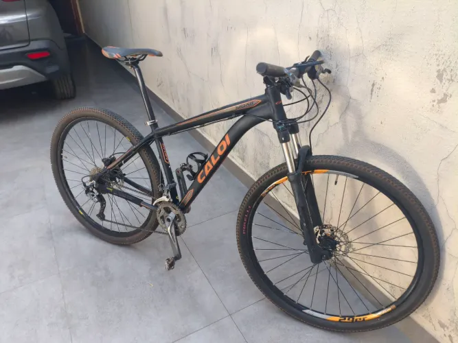 Bicicleta Caloi moab aro 29 tamanho com freios 17 com grupo alívio e suspensão rock shox