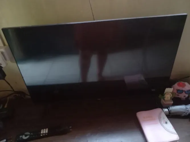 Vende-se uma TV de 32 polegadas para retirada de peças
