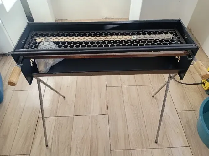 Churrasqueira de espetinho- 80 cm- nova na caixa-sem uso- com grelha