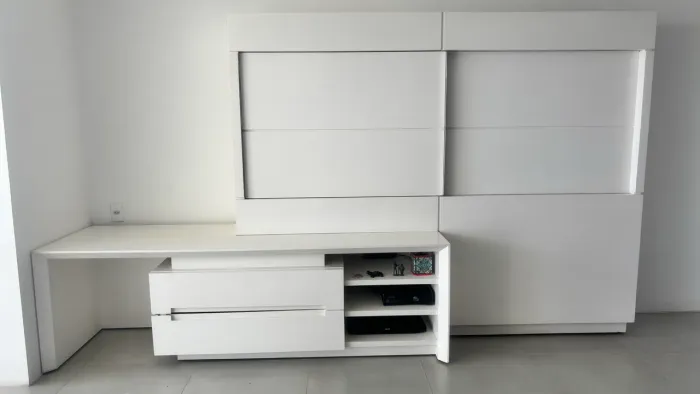 Hack de televisão com cristaleira