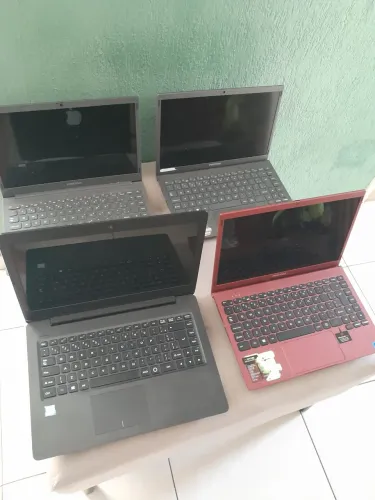 04 notebooks positivo, não ligam, sem carregador, inteiros e peças no lugar