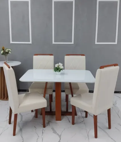 Conjunto Sala de Jantar - Mesa com Vidro Laqueado e Cadeiras Acolchoadas