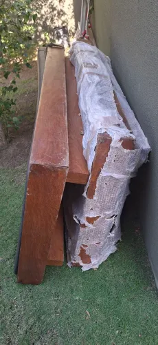 Duas camas com colchões. Camas em madeiras de ótima qualidade.