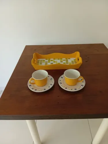 Xícaras com pires e cesta de pão