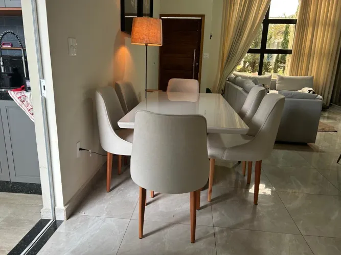 Mesa em laca alto padrão com 6 poltronas em linho