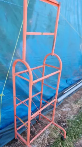 Expositor aramado para revistas ou calçados estrutura em metal bandejas inclinadas usado