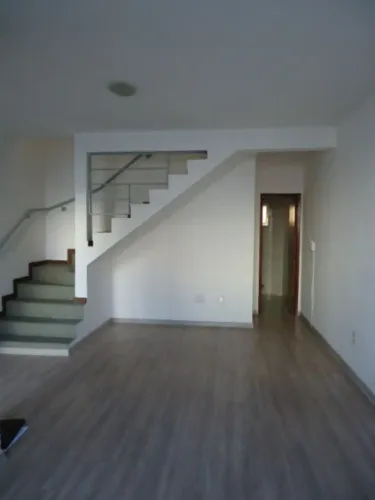 Oportunidade, casa geminada 3 quartos e 1 vaga de garagem.