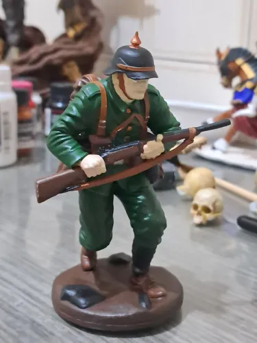 Soldado alemão da primeira guerra mundial , feito em resina rígida e pintado à mão  .