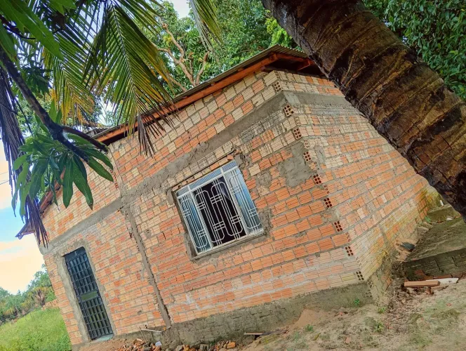 VENDE-SE UMA CASA EM PONTO DE TRANSFERÊNCIA
