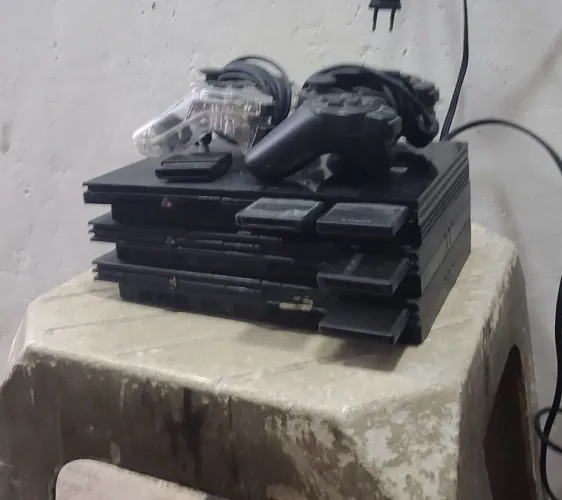 3 ps2 + 4 memorycard + 2 controles + 1 cabo de imagem + 1 cabo de força