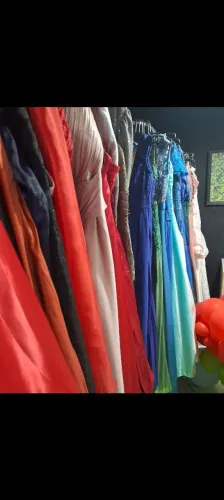 Vestidos de festa em quantidade 