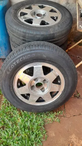 Roda aro 13, 3 pneus novos 1 pneus meia vida