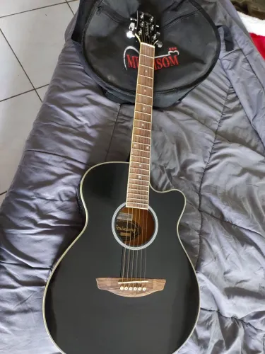 Violão Strinberg Folk Elétrico F-65c de cor preta com corpo estilo dreadnought.