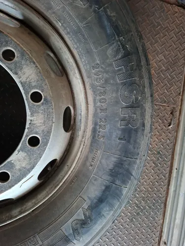 Pneu com roda de carreta