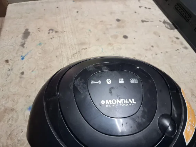 radio mondial. nao esta ligando. serve para consertar ou retirada de peças