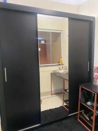 Guarda roupas e escrivaninha
