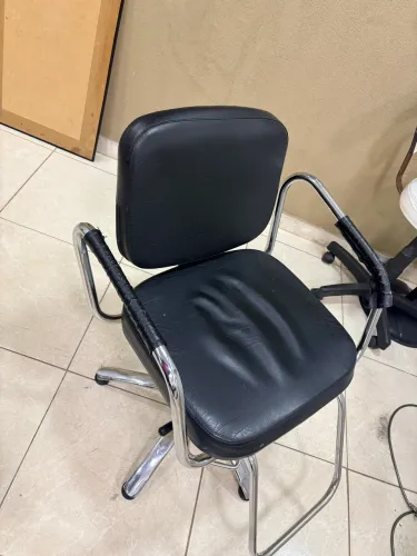 Cadeira pra fazer sobrancelha 300,00