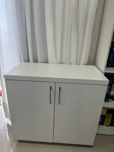 Móvel de duas portas com rodinhas ideal para vários ambientes