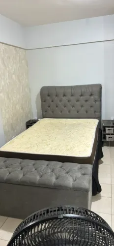 Cama de casal com Cabiceira, baú e criado mudo