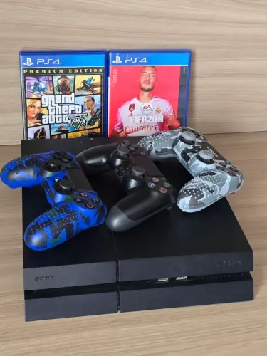 PS4 + 3 Jogos Físicos + 3 Controles + Suportes de Parede