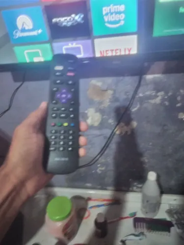 Tv smart roku 32 philco bem conservada não entrego já vai com aplicativos de filmes serie
