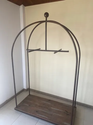 Arara de Roupa Gaiola Industrial com Base de Madeira - Oportunidade