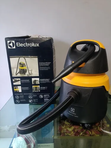 Aspirador de pó e água Electrolux 1400w 18L com função sopro protetor térmico 