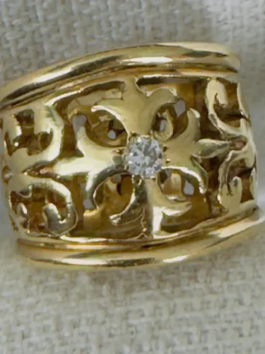 Anel de ouro com brilhante . 