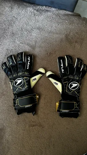 Luva de goleiro Poker