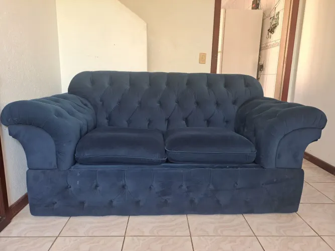 Sofá Chesterfield capitonê.<br>Azul