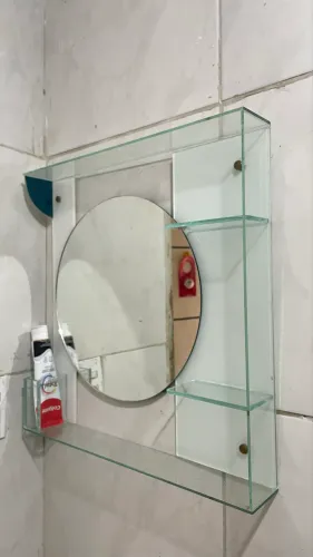 Penteadeira e Acessórios de vidro para seu banheiro