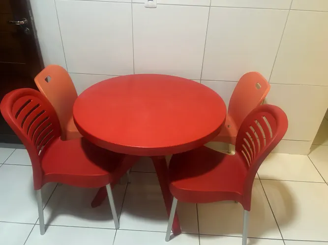 Mesa e 4 cadeiras de plástico