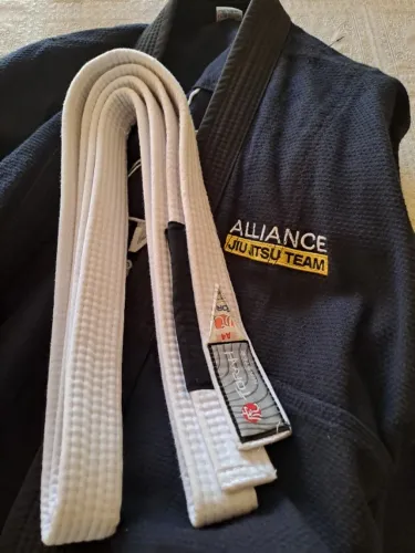 Vendo kimono alliance jiu jitsu A5 , pouco usado.