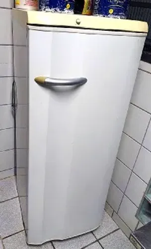 [DESCONTÃO] Geladeira Eletrolux Branca RE26 240 L - 3 x R$107 no cartão de crédito