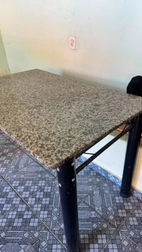 MESA QUADRADA EM GRANITO