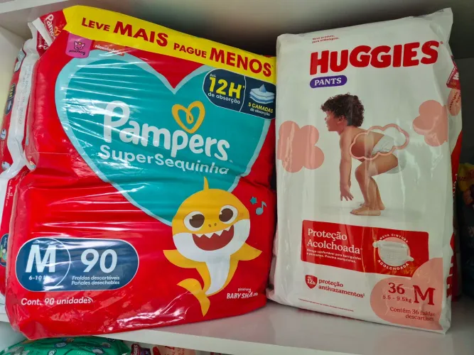 Fraldas Pampers e Huggies.