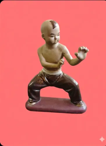 Estatueta chinesa de Kung Fu Shaolin com monge de artes marciais, anos 80