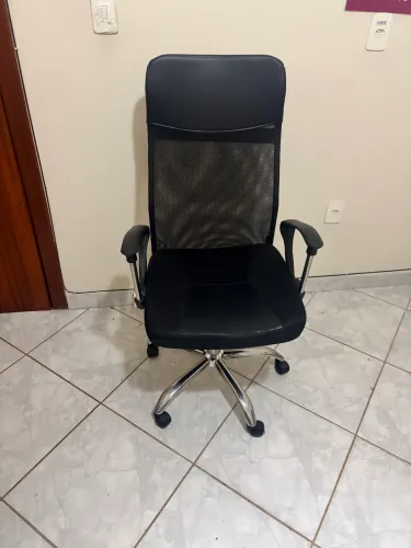 Cadeira de Escritório com Encosto em Tela (Mesh) - Excelente Estado